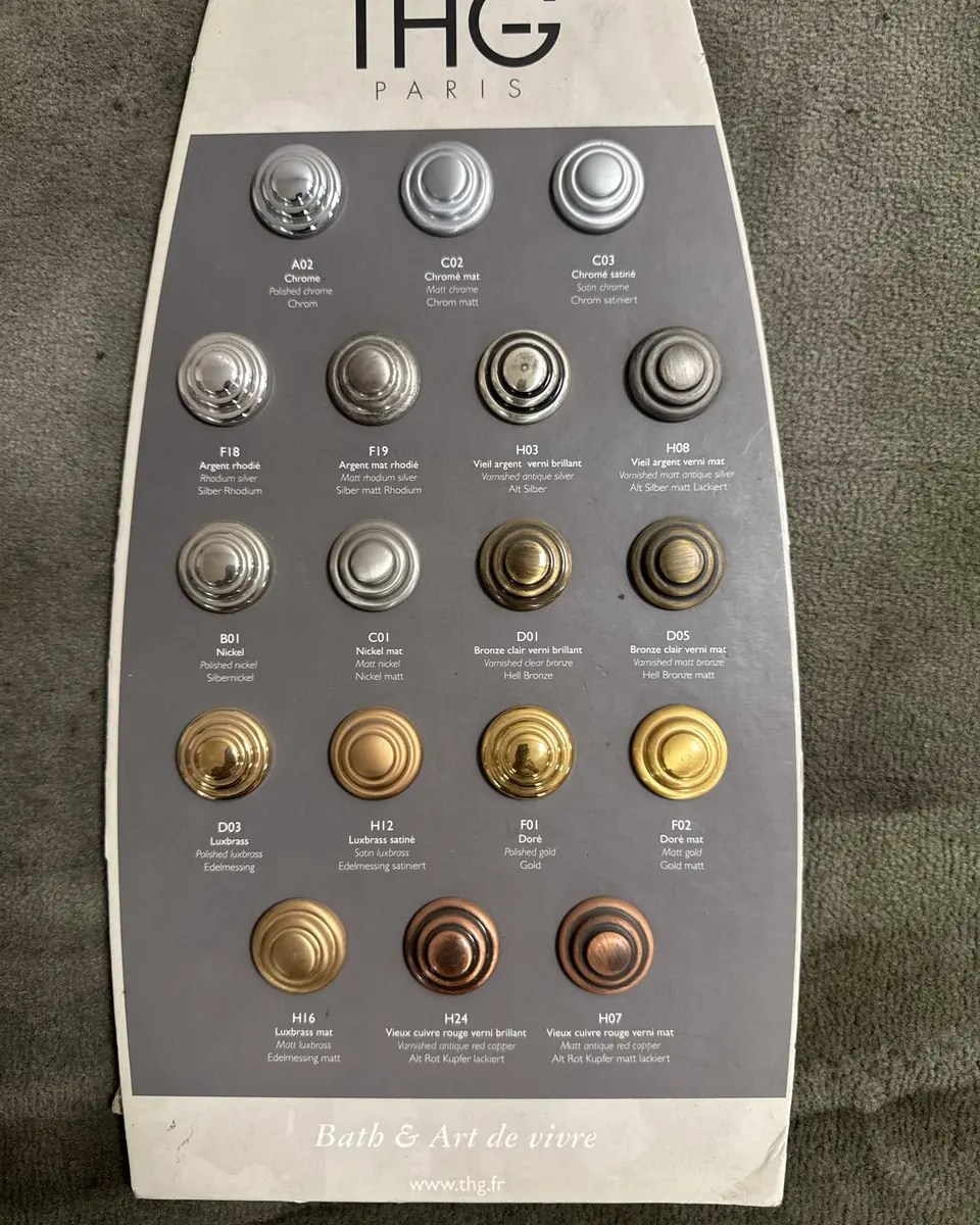 Nuancier de boutons en laiton et en métal : chromé, nickel, bronze, laiton poli ou mat, cuivre