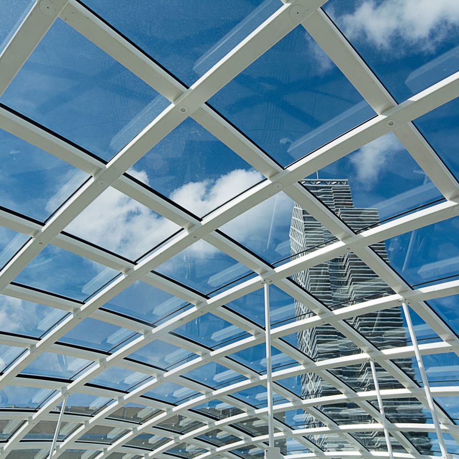 Verrière à structure blanche sous un ciel bleu